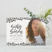 60-jarige foto van luipaard en sassy 60-jarige ver (Staand voorkant)