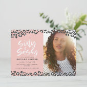 60-jarige foto van luipaard en sassy 60-jarige ver (Staand voorkant)