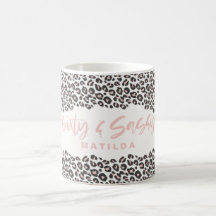 60-jarige luipaard roze en sassy 60-jarige verjaar koffiemok