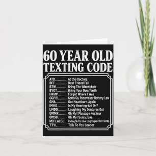 60-jarige senior die code intoetst op de achterkan kaart