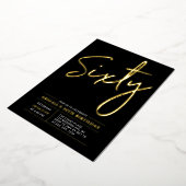 60 | Moderne gouden en zwarte 60e verjaardag Folie Uitnodiging (Gedraaid)