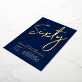 60 | Moderne goudmarine 60e verjaardag Folie Uitnodiging (Gedraaid)