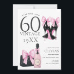 60 Roze 60ste verjaardag uitnodiging<br><div class="desc">Vier het stappen in 60 met deze trendy uitnodiging met chique designer zwarte hoge hakken met coquette roze bogen en elegante roze champagne en tas. Perfect voor een glamoureus en onvergetelijk 60e verjaardagsfeest. Volledig bewerkbaar,  verander de zinnen als u uw persoonlijke gegevens leuk vindt en bewerk deze.</div>