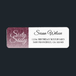 60 Sassy Burgundy 60th Birthday Return Address Etiket<br><div class="desc">Het vieren van 60 in stijl met dit moderne 60ste verjaardagsontwerp op een glitter ombre-achtergrond, een chic 60ste verjaardagsaanduiding die je gewoon kunt personaliseren en uitzenden voor je elegante viering van je zestigste verjaardagsfeestje. De woorden zestig en assy worden geplaatst gebruikend modern manuscript. Neem contact met ons op via onze...</div>
