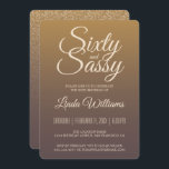 60 Sassy Gold Burgundy Ombre 60th Birthday Party Kaart<br><div class="desc">Het feest wordt 60 in stijl met dit glamoureuze 60ste verjaardagsontwerp in faux gold en burgundy ombre. De achterkant van de kaart heeft een faux goudglitter kleur die vervaagt op een Bourgogdische achtergrond. De woorden 60 en sassy worden geplaatst gebruikend moderne typografie. Een 60ste verjaardag uitnodiging die je kunt personaliseren...</div>