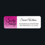 60 Sassy Pink Glitter 60th Birthday Return Address Etiket<br><div class="desc">Het vieren van het 60-jarig worden in stijl met dit moderne 60ste verjaardagsontwerp op een roze glitter ombre achtergrond, een chic 60ste verjaardagsaanduiding die je gewoon kunt personaliseren en uitzenden voor de viering van je zestigste verjaardagsfeestje. De woorden zestigheid en de slachting in zwart worden geplaatst gebruikend moderne manuscriptkalligrafie. Neem...</div>