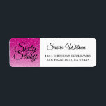 60 Sassy Pink Glitter 60th Birthday Return Address Etiket<br><div class="desc">Het vieren van het 60-jarig worden in stijl met dit moderne 60ste verjaardagsontwerp op een roze glitter ombre achtergrond, een chic 60ste verjaardagsaanduiding die je gewoon kunt personaliseren en uitzenden voor de viering van je zestigste verjaardagsfeestje. De woorden zestigheid en de slachting in zwart worden geplaatst gebruikend moderne manuscriptkalligrafie. Neem...</div>