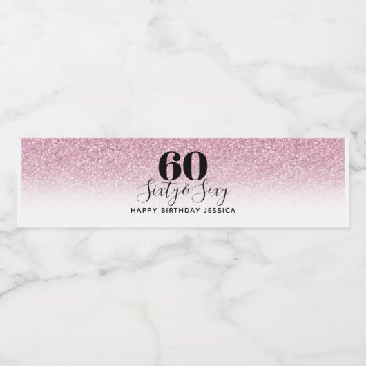 60 & Sexy Hot Pink Faux Glitter Ombre Birthday Waterfles Etiket (Enkel label)