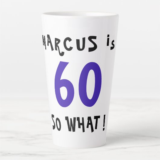 60 So What Grappige Inspirerende Quote 60ste Verja Latte Mok (Voorkant)