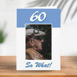 60 wat Funny Positive 60th Birthday Foto Kaart<br><div class="desc">60, dus wat grappig positieve 60e verjaardag fotokaart. Het komt met een grappig en positief citaat 60 Dus wat en is perfect voor een persoon met een gevoel van humor. De kaart is blauw van kleur. Neem uw foto in de sjabloon op en verander het leeftijdsaantal en het bericht binnen...</div>
