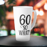 60 Wat Funny Quote Typografie 60th Birthday Latte Mok<br><div class="desc">60 Wat grappig citeert Typografie 60th Birthday Latte Mok. Moderne zwarte typografie. Een geweldig cadeauidee voor iemand die de 60ste verjaardag viert. Het komt met een grappig citaat dat ik 60 ben,  dus wat en is perfect voor een persoon met een gevoel van humor.</div>