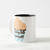 60 zijn is zoete T-shirts en cadeautjes Tweekleurige Koffiemok (Voorkant links)