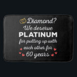 60e bruiloft Jubileum I - Diamond Funny Couple Badmat<br><div class="desc">Leuk ontwerp, perfect voor iedereen die al 60 jaar getrouwd is en voor een huwelijksgelofte-vernieuwingsceremonie. Het is een geweldige bijpassende outfit voor koppels! 'Diamant? We verdienen platina voor het ophangen met elkaar voor 60 jaar citaat voor een paar dat 60 jaar geleden trouwde of een paar dat trouwgeloften hernieuwde op...</div>