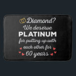 60e bruiloft Jubileum I - Diamond Funny Couple Badmat<br><div class="desc">Leuk ontwerp, perfect voor iedereen die al 60 jaar getrouwd is en voor een huwelijksgelofte-vernieuwingsceremonie. Het is een geweldige bijpassende outfit voor koppels! 'Diamant? We verdienen platina voor het ophangen met elkaar voor 60 jaar citaat voor een paar dat 60 jaar geleden trouwde of een paar dat trouwgeloften hernieuwde op...</div>