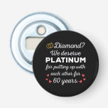 60e bruiloft Jubileum I - Diamond Funny Couple Button Flesopener<br><div class="desc">Leuk ontwerp, perfect voor iedereen die al 60 jaar getrouwd is en voor een huwelijksgelofte-vernieuwingsceremonie. Het is een geweldige bijpassende outfit voor koppels! 'Diamant? We verdienen platina voor het ophangen met elkaar voor 60 jaar citaat voor een paar dat 60 jaar geleden trouwde of een paar dat trouwgeloften hernieuwde op...</div>