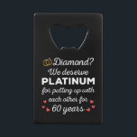 60e bruiloft Jubileum I - Diamond Funny Couple Creditkaart Flessenopener<br><div class="desc">Leuk ontwerp, perfect voor iedereen die al 60 jaar getrouwd is en voor een huwelijksgelofte-vernieuwingsceremonie. Het is een geweldige bijpassende outfit voor koppels! 'Diamant? We verdienen platina voor het ophangen met elkaar voor 60 jaar citaat voor een paar dat 60 jaar geleden trouwde of een paar dat trouwgeloften hernieuwde op...</div>
