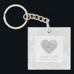 60e diamanten bruiloft huwelijksdag sleutelhanger<br><div class="desc">Elegant 60ste trouwdag gepersonaliseerde keyring met een diamant hart. Het perfecte cadeau voor paren, ouders of grootouders die hun diamanten bruiloft vieren. Het sleutelwoord kan worden gepersonaliseerd met ruimte voor de namen van de man en de vrouw. Het bericht shows op het ontwerp lezen: "Het vieren van 60 jaar". Dit...</div>