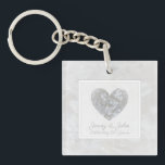 60e diamanten bruiloft huwelijksdag sleutelhanger<br><div class="desc">Elegant 60ste trouwdag gepersonaliseerde keyring met een diamant hart. Het perfecte cadeau voor paren, ouders of grootouders die hun diamanten bruiloft vieren. Het sleutelwoord kan worden gepersonaliseerd met ruimte voor de namen van de man en de vrouw. Het bericht shows op het ontwerp lezen: "Het vieren van 60 jaar". Dit...</div>