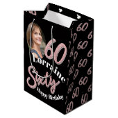 60e geboortedag 60e foto, roos roze medium cadeauzakje (Achterkant Gekanteld)