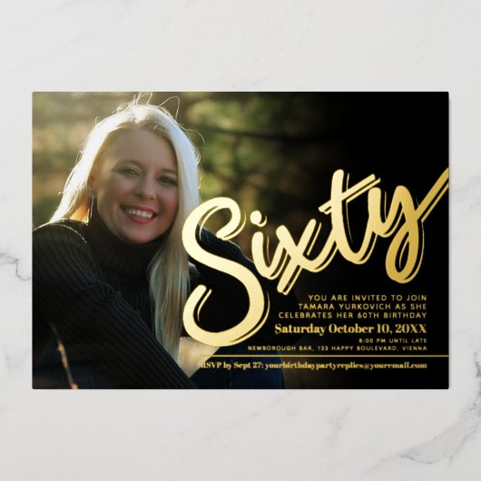 60e geboortedag, aangepast fotoscript goud folie uitnodiging (Voorkant)