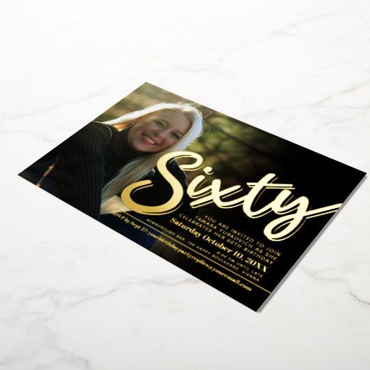 60e geboortedag, aangepast fotoscript goud folie uitnodiging (Gedraaid)