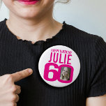 60e gelukkige verjaardag roze aangepaste foto en n ronde button 4,0 cm<br><div class="desc">60e verjaardag roze op witte, 60e douanefoto en naam speldknoopbadge. 60e gepersonaliseerde fotoverjaardagsontwerp. Personaliseer je met een foto van het verjaardagsmeisje in het midden van het getal 0. Geweldig idee om wat plezier toe te voegen aan een mijlpaal van 60ste verjaardag. Andere overeenkomende objecten en kleuren zijn beschikbaar. Exclusief design...</div>