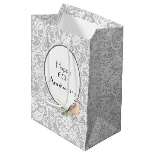 60e Jubileum kant op Silver Medium Gift Bag Cadeauzakje (Voorkant Gekanteld)