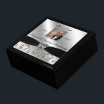 60e Jubileum voor bruiloft Foto Gift Box Cadeaudoosje<br><div class="desc">Een Digitalcon-Afbeeldingen ontwerp met een zwart satijnlint, diamant en Platinum Silver Flourish-Lijst met een verscheidenheid aan aangepaste afbeeldingen, vormen, patronen, stijlen en lettertypen in deze eenvormig "Diamond Wedding Jubileum" Photo Gift Box. Dit elegante en aantrekkelijke ontwerp wordt geleverd met aanpasbaar fotopapier en tekstletters aan de voorzijde en is zeker een...</div>