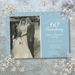 60e Jubileum Wedding Photo Diamond Confetti Kaart<br><div class="desc">Geef je favoriete trouwfoto en je speciale 60e diamanten trouwdag-feestdetails aan in witte chique-typografie op een diamantblauwe achtergrond. De omgekeerde kenmerken houden van het hart. Ontworpen door: Thisnotme©</div>