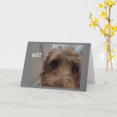 * 60e MAANDAG * GEBONDEN DOG ZEGT HAPPY BIRTHDAY Kaart (Gele Bloem)