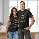 60e verjaardag 1964 Naam toevoegen Black Gold Part T-shirt<br><div class="desc">Custom 60th Birthday Guest of Honor Zwart en Goud T-Shirt - Born 1964 Edition. Vier uw mijlpaal verjaardag in stijl met ons Custom 60th Birthday Guest of Honor t-shirt. Ons zwart-gouden t-shirt is het perfecte statement voor deze speciale gelegenheid. Met een ontwerp dat trots '1964' bevat, draag u uw geboortejaar...</div>