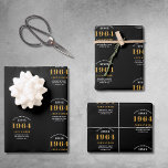 60e verjaardag 1964 Zwart Goud Chique Elegant Inpakpapier Vel<br><div class="desc">60th Birthday Chic 1964 Theme Black & Gold Elegant Wrapping Paper Sheets. Vier de reis van de vintage jaren met onze 60e Verjaardag 1964 Zwart en Goud Chic Elegant Wrapping Paper Sheets. Verpakt in klasse en elegantie, bieden deze hoogwaardige papieren vellen een volledig gepersonaliseerde touch, die de chique vibes van...</div>