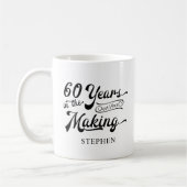 60e verjaardag 60 JAAR IN DE MAAK Gepersonaliseerd Koffiemok (Links)
