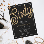 60e verjaardag Chic Black en Gold Script Kaart<br><div class="desc">Chic Elegant Black en Gold Script 60th Birthday Uitnodiging Uw gasten zullen weten dat dit een speciale partij zal zijn door alleen maar naar deze uitnodiging te kijken!</div>