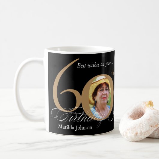 60e verjaardag Custom Photo Typografie Zwart Goud Koffiemok (Met donut)