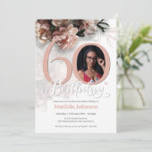 60e verjaardag Floral Pink Custom Foto Elegant Kaart (Staand voorkant)