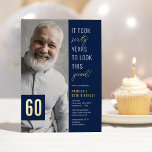 60e verjaardag foto Blue & Gold 60e verjaardag Rea Folie Uitnodiging<br><div class="desc">Geniet in stijl met deze moderne echte folie 60ste verjaardagsfeestuitnodigingen met een chroomblauwe achtergrond,  een foto van de verjaardagsjongen/het meisje,  het grappige gezegde "het duurde 60 jaar om er zo goed uit te zien!",  en een eenvoudige tekst-sjabloon die gemakkelijk te personaliseren is.</div>