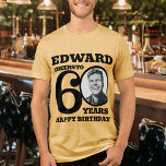 60e Verjaardag foto en naam mono tone zwart<br><div class="desc">Happy 50th Birthday zwarte tekst, naam en foto t-shirt. Leuke 60e gepersonaliseerde foto t-shirt in vet zwart ontwerp. Personaliseer dit shirt met een foto van de jarige in het midden van het getal 0. Geweldig idee om wat plezier toe te voegen aan een mijlpaal 60e verjaardagsfeest. Andere overeenkomende items en...</div>