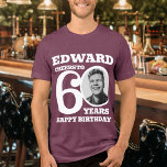 60e verjaardag foto en naam witte tekst<br><div class="desc">Happy 60th Birthday zwarte tekst, naam en foto t-shirt. Leuke 60e gepersonaliseerde foto t-shirt in vet wit tekst ontwerp. Personaliseer dit shirt met een foto van de jarige in het midden van het getal 0. Geweldig idee om wat plezier toe te voegen aan een mijlpaal 60e verjaardagsfeest. Andere overeenkomende items...</div>