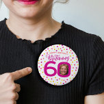 60e verjaardag foto roze golden yellow confetti ronde button 3,2 cm<br><div class="desc">Helderkleurige confetti willekeurige stippen verjaardag 60e verrassingspartijknop. In diep roze, rood, koraal, goudgeel en geel op wit. Voeg de foto van je eigen verjaardagsmeisje toe in het midden van de 0 op de 60 en pas je aan met je eigen 60e verjaardag meisjesnaam. Andere overeenkomende objecten en verjaardagsjaren met mijlpaal....</div>