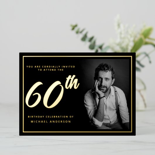 60e verjaardag foto zwart goud elegant folie uitnodiging (Staand Voorkant)