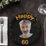 60e verjaardag fotogouden ballonnen zwart papieren bordje<br><div class="desc">Een papieren bord voor een 60ste verjaardagsfeestje voor jongens. Sjabloon voor je foto. Zwarte achtergrond en tekst: Happy 60. De tekst wordt geschreven met een trendy faux gouden ballonscript. Golden confetti als decoratie. De papieren luiers zijn verkrijgbaar in onze winkel!</div>