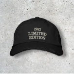 60e verjaardag Golfer Limited Edition Grappig Geborduurde Pet<br><div class="desc">Modern,  Limited edition honkbal pet. 60e verjaardag,  golfer,  sport,  grappig pet. U kunt personaliseren met uw jaar.</div>