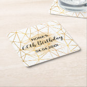 60e verjaardag gouden geometrische witte monogram kartonnen onderzetters (Schuin)