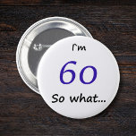 60e verjaardag Grappig ik ben 60 dus wat Ronde Button 5,7 Cm<br><div class="desc">Een geweldige knop voor iemand die 60ste verjaardag viert. Het komt met een grappig citaat Ik ben 60 dus wat... ,  en is perfect voor een persoon met een gevoel van humor.</div>