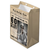60e Verjaardag Krant Fun Custom Foto Medium Cadeauzakje (Voorkant Gekanteld)