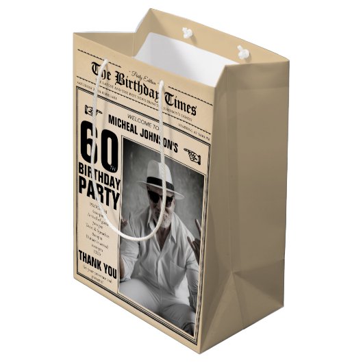 60e Verjaardag Krant Fun Custom Foto Medium Cadeauzakje (Achterkant Gekanteld)