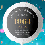 60e Verjaardag Naam 1964 Zwart Goud Elegant Chic Ballon<br><div class="desc">Elegant Chic Zwart Goud Gepersonaliseerd 1964 Ballon voor 60e verjaardag Feest Viering. Vier een mijlpaal verjaardag in stijl met onze Elegant Chic Black Gold gepersonaliseerde 1964 Balloon. Deze unieke decoratie zal het middelpunt van uw feest zijn en een sfeer van verfijning en elegantie toevoegen aan uw viering. Gepersonaliseerd met jouw...</div>