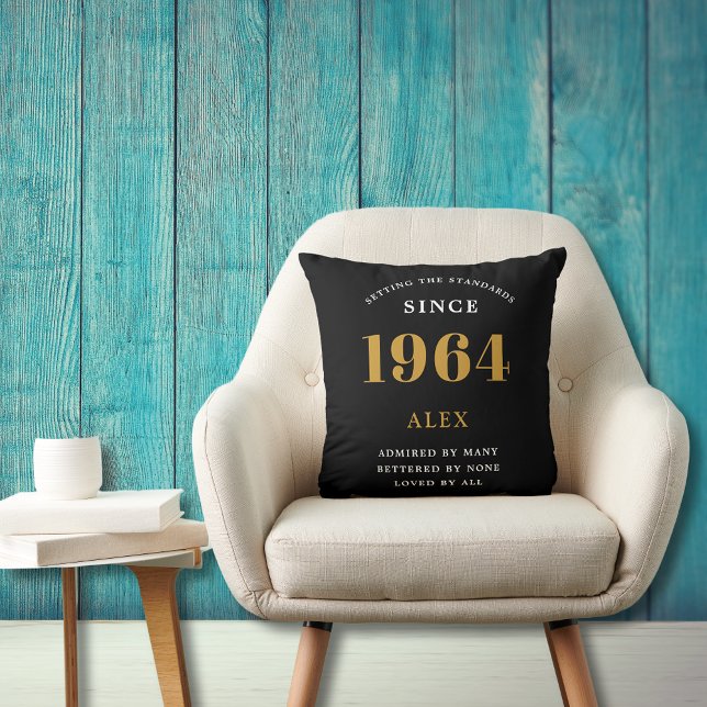 60e Verjaardag Naam 1964 Zwart Goud Elegant Chic Kussen (60th Birthday Special 1964 Born Black Gold Chic Elegant Throw Pillow - Perfect for Home Décor.)