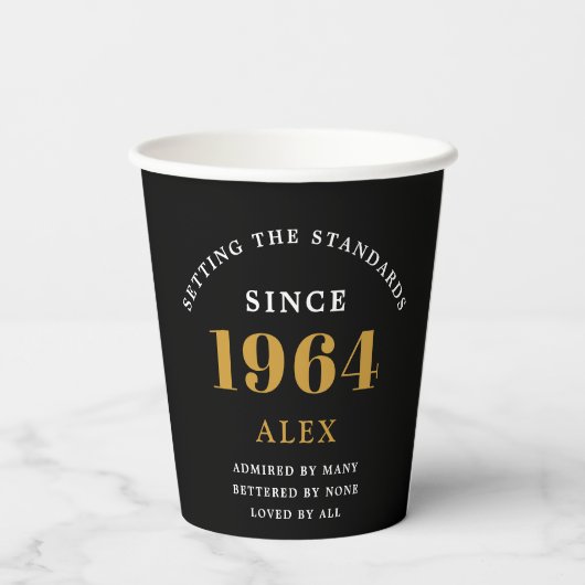 60e Verjaardag Naam 1964 Zwart Goud Elegant Chic Papieren Bekers (Achterkant)